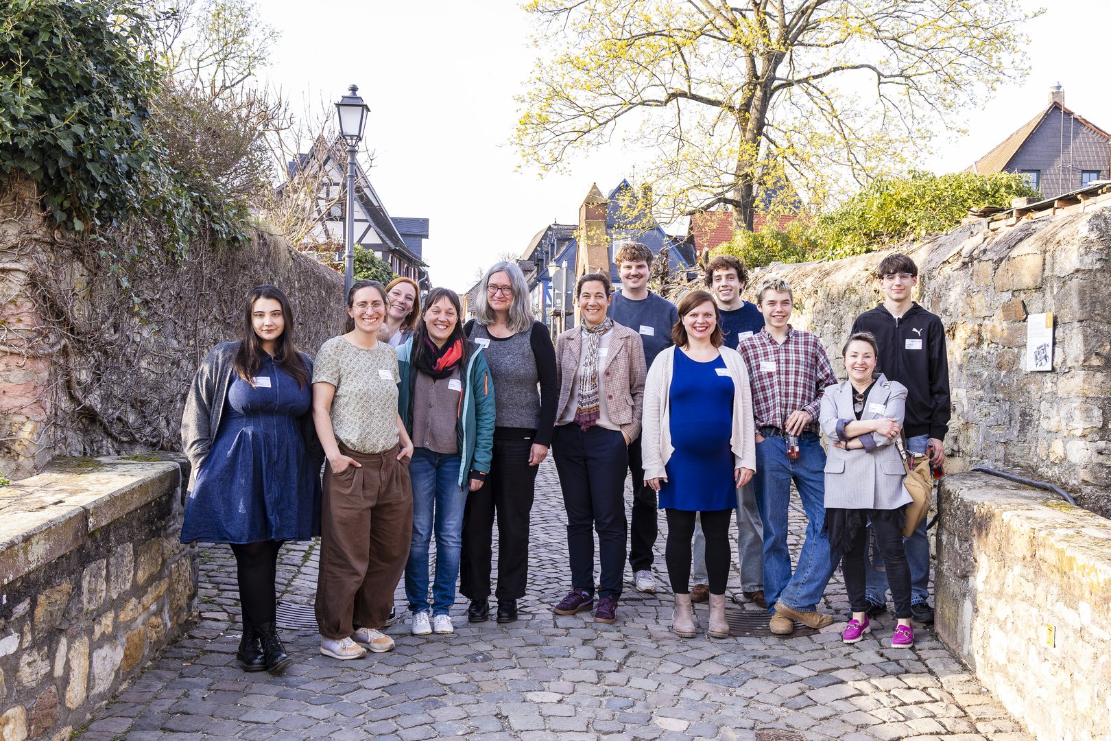 Kernteam auf einer Steinbrücke 