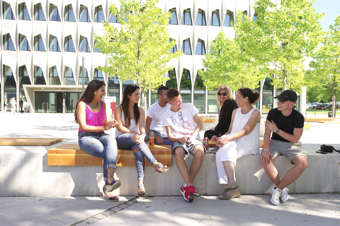 Lachende Studierende vor h_da Gebäude