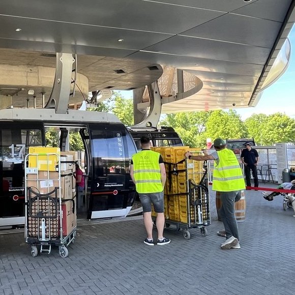 Foto - Gondel wird mit Paketen beladen
