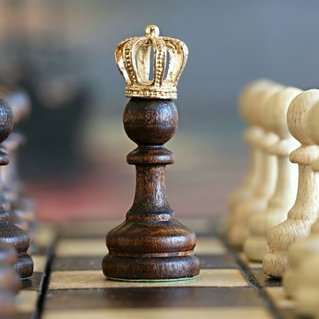 Schmuckbild Schachspiel mit Spieler und Krone